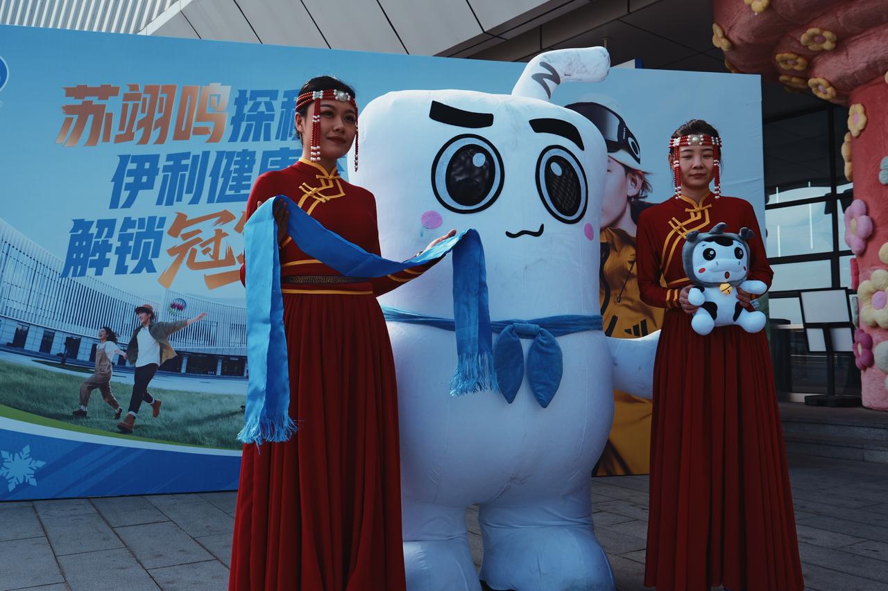 两届冬奥会冠军苏翊鸣前一天还在河北崇礼训练，第二天就来到了呼和浩特给伊利进行宣传