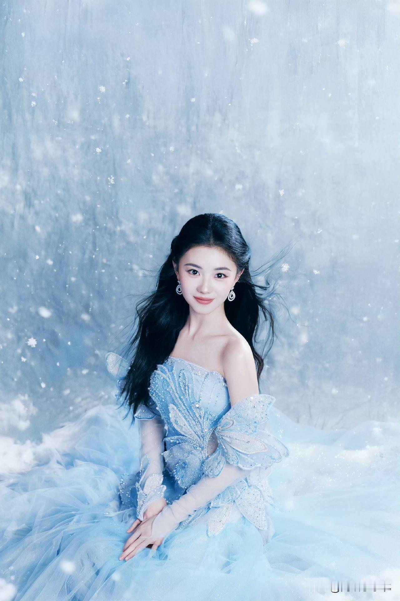 内娱资讯，刘浩存近日身着一袭The Reve 2026春夏系列亮片礼服现身吉林卫