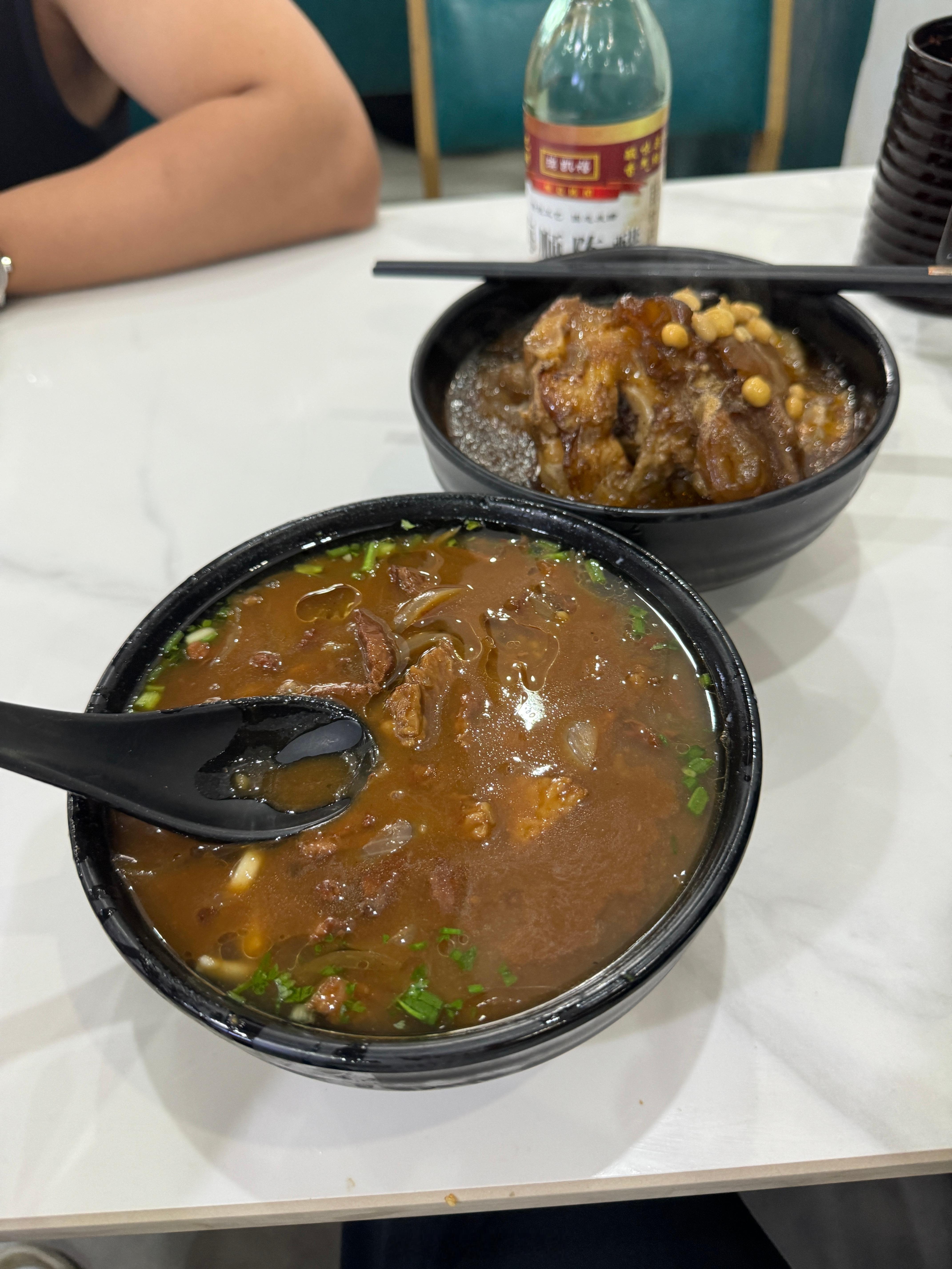 这个牛肉面来三亚一定要吃，我一个西北人吃完表示起飞了，蹲腿直接 150kg 自由