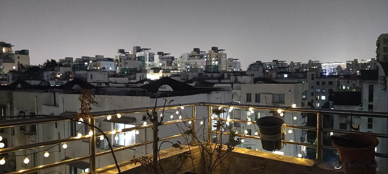 冬天一条裤子居然也行
到魔都接送孩子上学，在老家穿来的裤子不抗风，早晨迎风骑行特