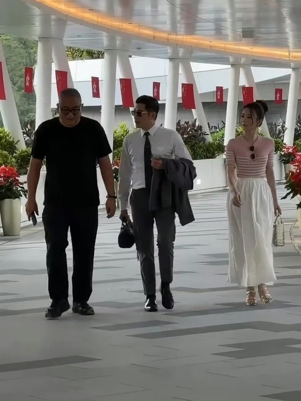香港马会偶遇郭富城一家四口香港名媛不帮郭富城方媛P图被骂很少见一家四口完整露面，
