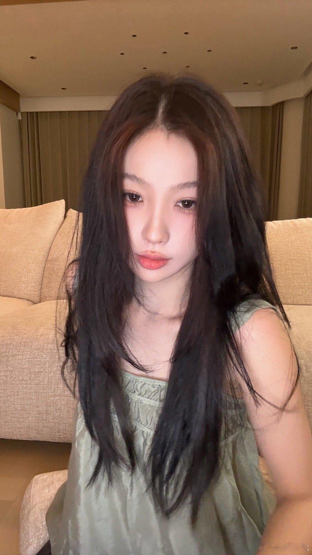 同样的色彩基调，不同的创作概念，网友吵翻，到底该如何界定周边撞款。虞书欣周边疑似