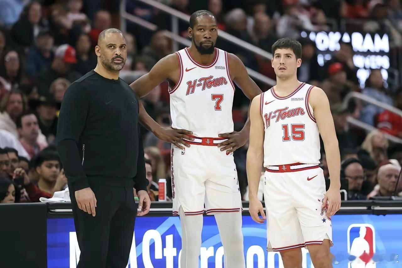 火箭输球原因：1、乌度卡毫无战术，不仅没进攻战术，就连防守也是浪得虚名2、球员投