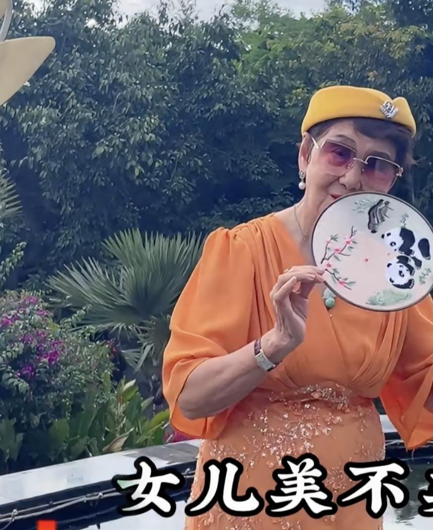 93岁老太时髦，惊艳众人，气质非凡