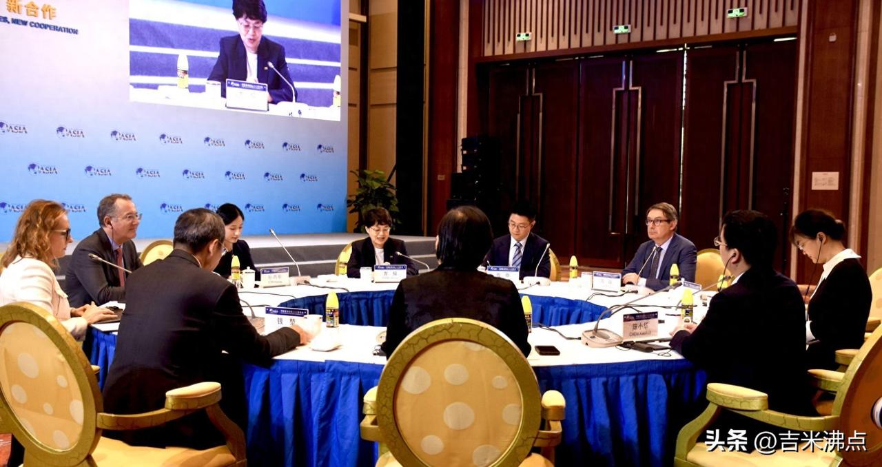 人形机器人能上台讲话了，工厂车间却连一台都没装进产线，它到底卡在哪儿了？
前几天