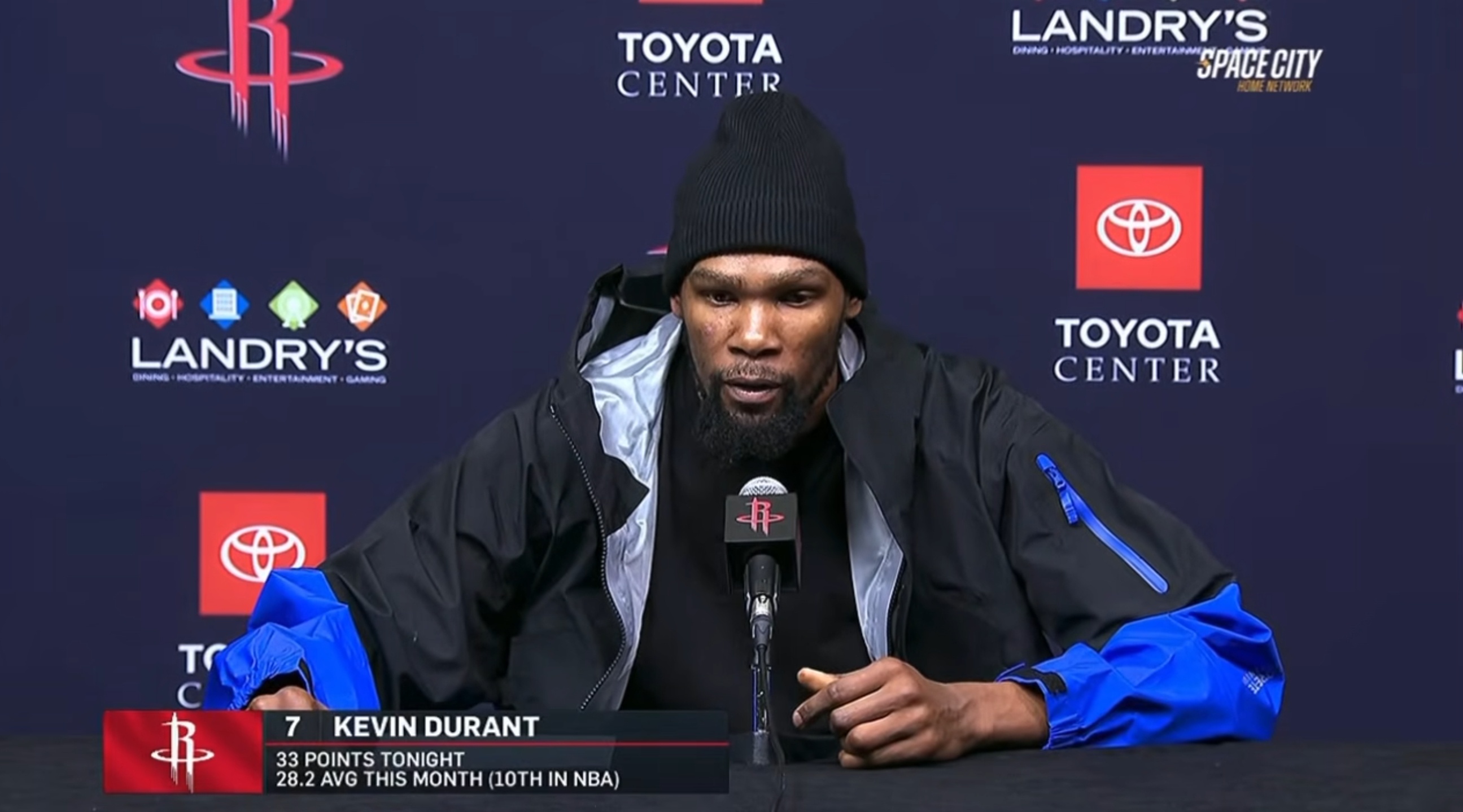 赛后采访文字版（杜兰特）记者：申京今晚轰下30+的高分，你怎么评价他的表现？杜兰