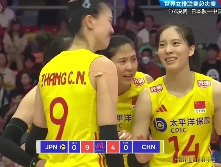 世联赛总决赛
第一场中国女排迎战日本队
中国队的首发阵容是张常宁、庄宇珊、丁霞、