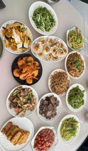 我认为中餐，中国的饮食文化博大精深，好吃的太多了，所以才有舌尖上的中国，这部精彩