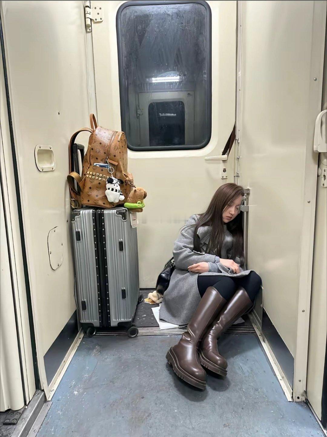 火车上看到的，可能这就是打工人返乡的样子吧 