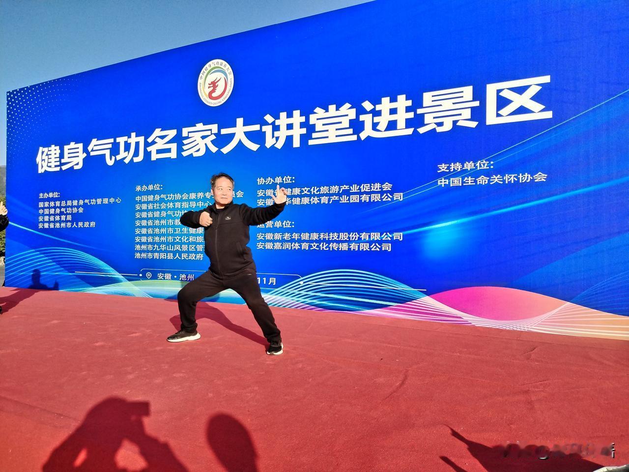 早晨空腹能练八段锦吗?
早晨空腹不建议习练八段锦。因为清早是阳气正在升发的时候，