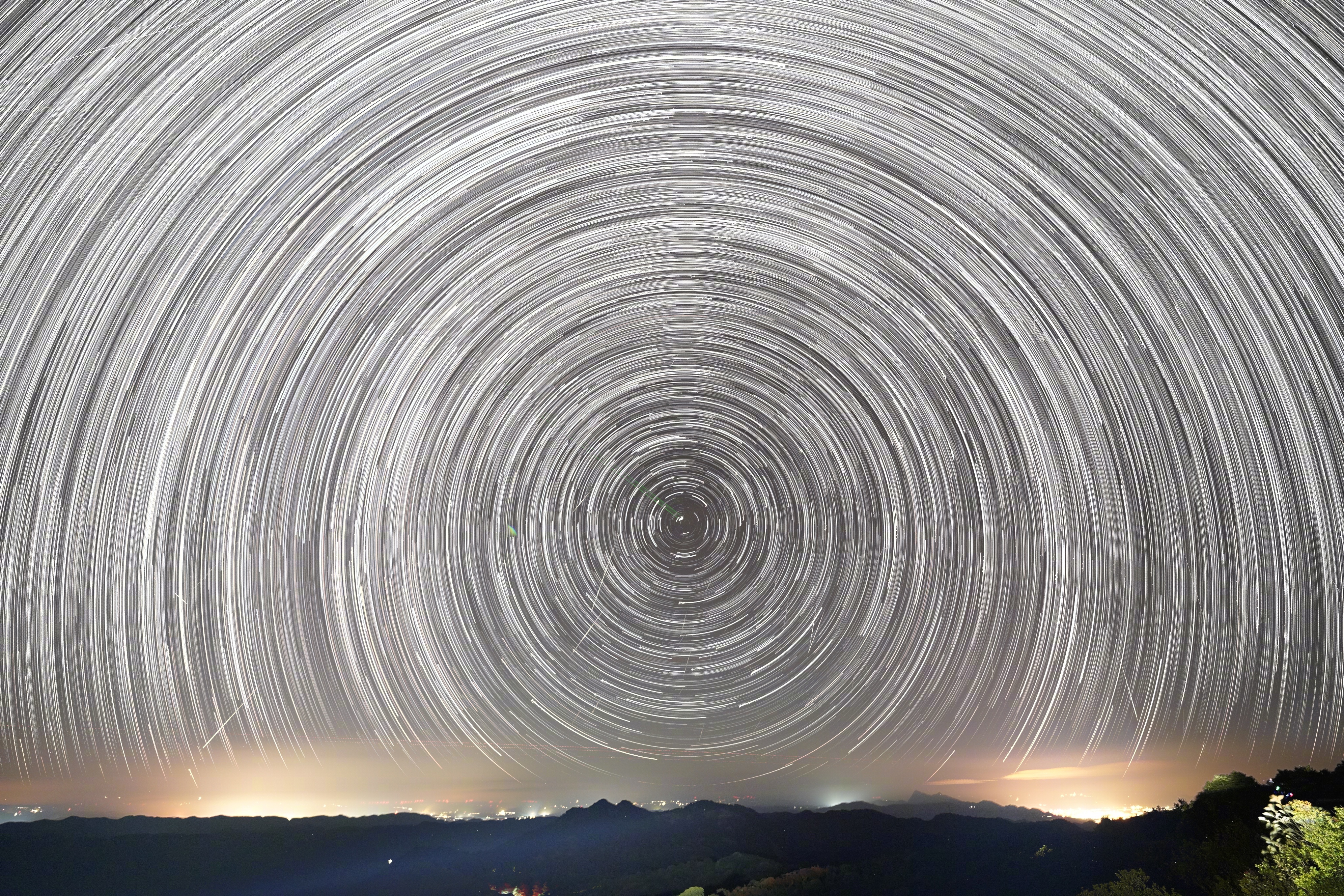 星轨和流星雨，12月15日拍摄于曲靖菌子山，时长大约2小时15分。无月夜的环境下