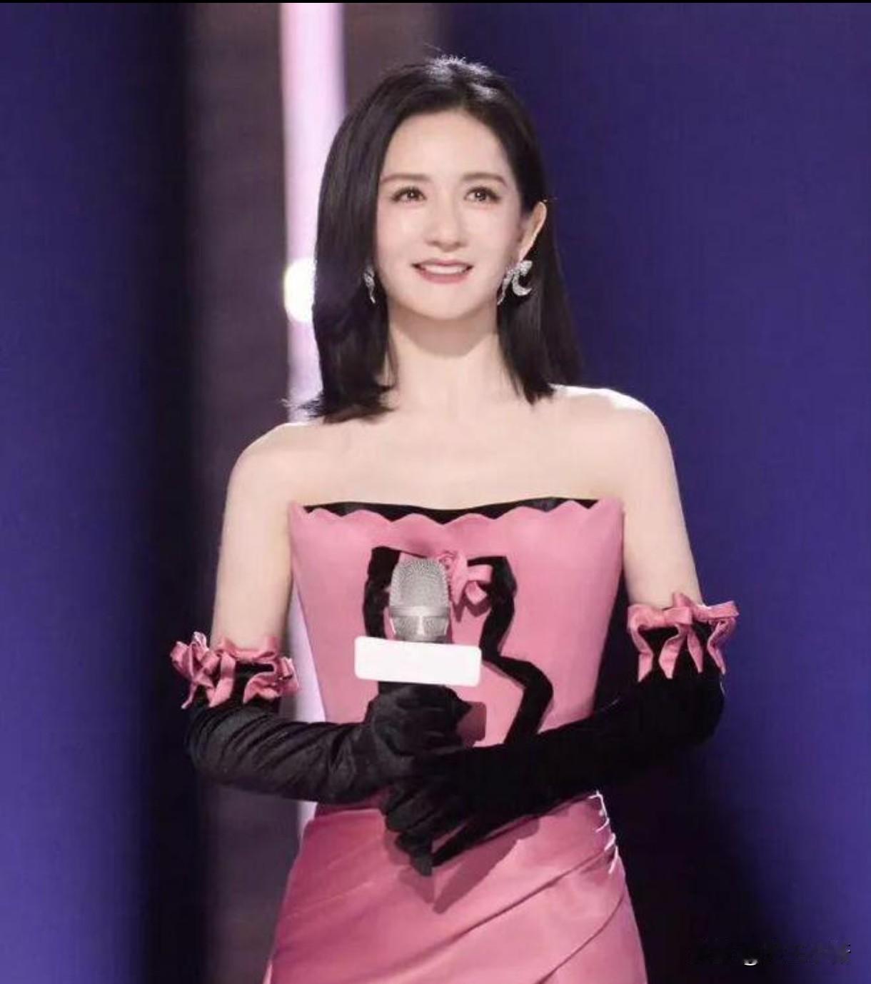 我能接受谢娜开演唱会圈钱
也能接受她为了圆梦
但我万万没想到的是她居然把一场演唱