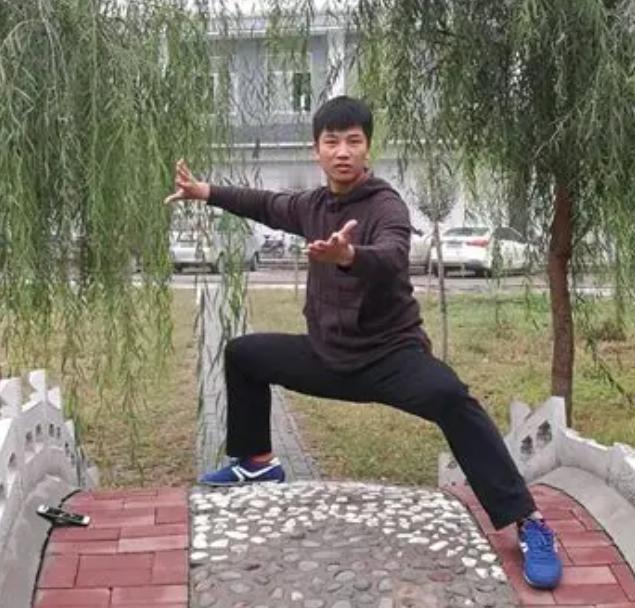 中定是太极拳的核心，即生理学所谓人体重心，在脐线间，其地位及意义正与丹田相同，重