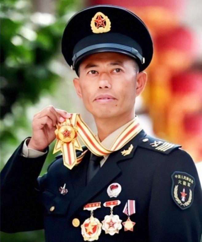 2016年的一天，火箭军正在进行实弹演习，就当导弹即将发射之际，班长王忠心突然高