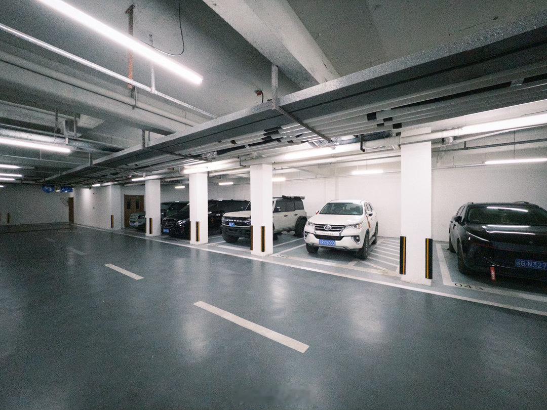 特别需要隆重夸赞“松赞巴松措林卡酒店”这边的地下车库设计，简直是强迫症防开门杀福