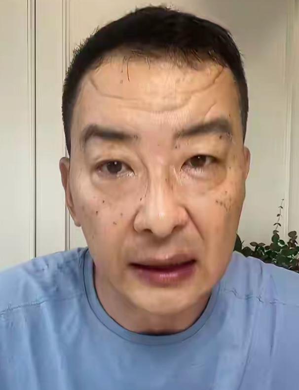 演员郝平，不查真意外。明明是父辈的年纪，如今模样却堪比爷爷辈。最近一组郝平的线下