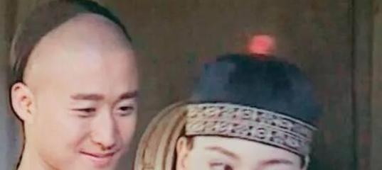 当年你嫌他穷，跟富豪跑了。
谁能想到，他成了百亿影帝，你却泯然众人。
吴京刚出道