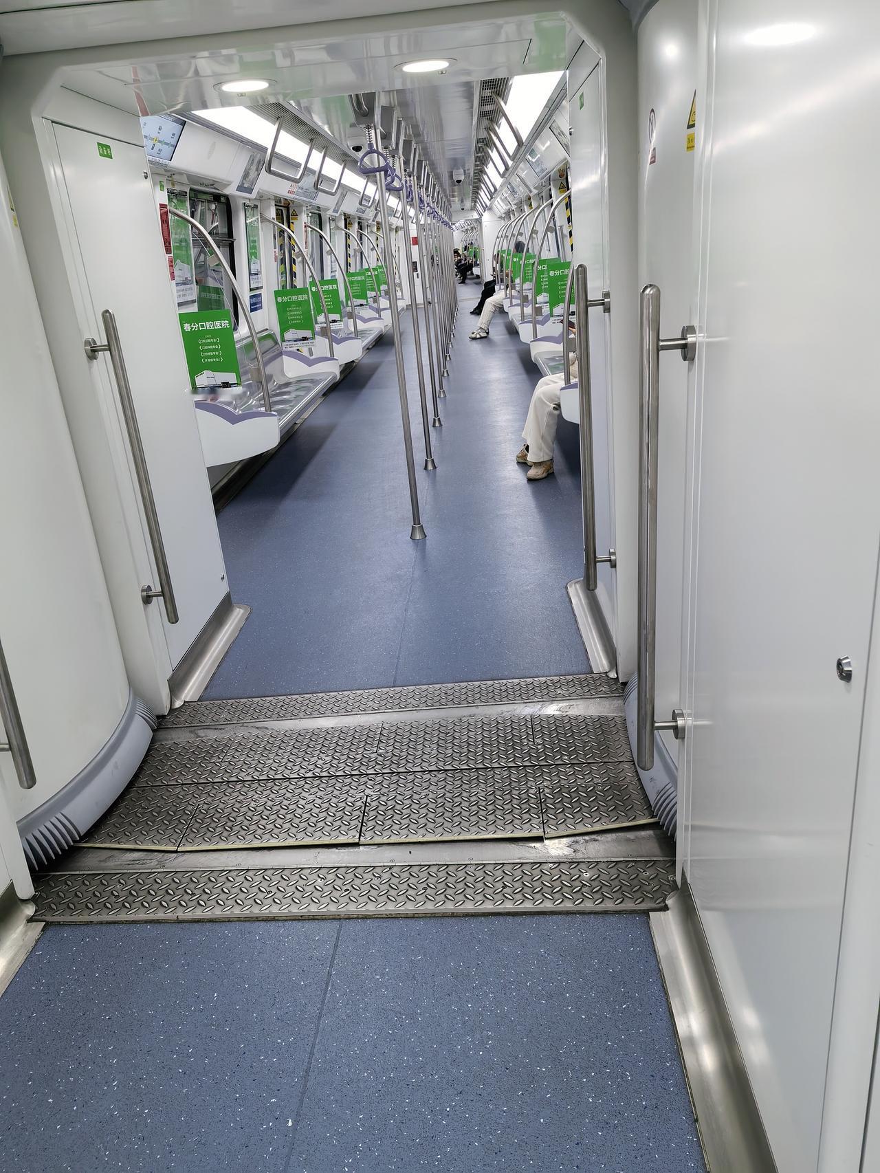 深圳春节的地铁，人还是少了，上个月还说2302万人呢。反向来深圳过春节的不知多少