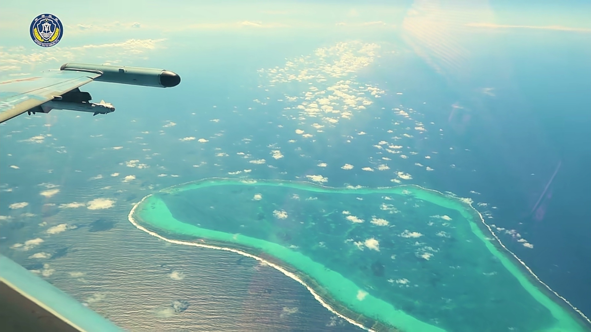 解放军位黄岩岛领海领空及周边区域战备警巡我空军苏-35战机在黄岩岛上空巡逻警戒 