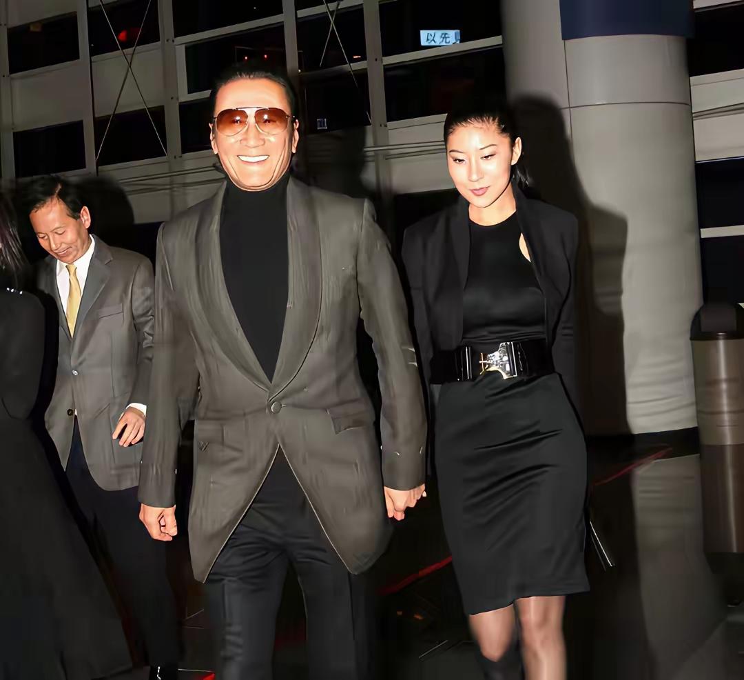 谢贤离世，41岁女友COCO尽显人间清醒。不闹不抢，反倒赢得体面。谢霆锋感念她陪