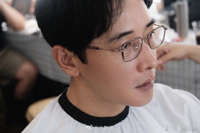 罗晋眼镜一戴叔圈天菜 罗晋这波眼镜杀杀疯叔圈！西装干练、高领禁欲，新剧里温柔脸藏