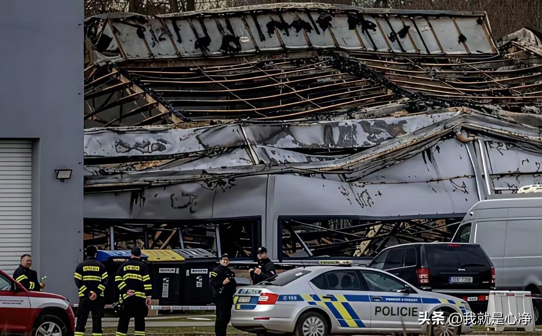 据欧洲媒体报道称，近日，波兰一家大型无人机生产厂遭到不明人员的纵火
工厂损失严重