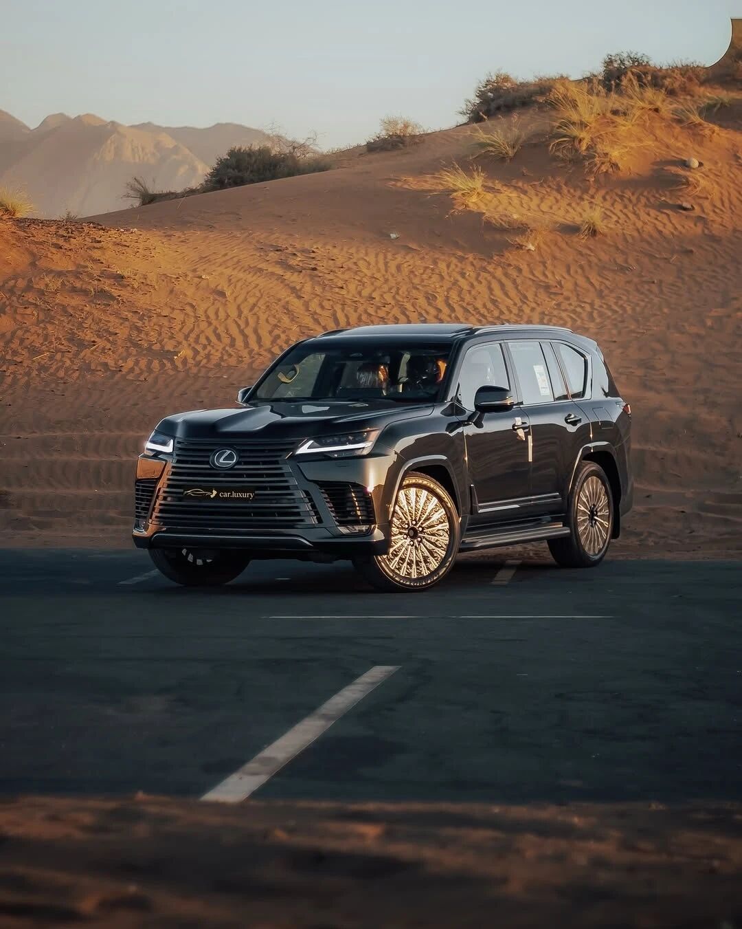 雷克萨斯LX700h是LX车系首款搭载混合动力系统的旗舰SUV，基于丰田兰德酷路