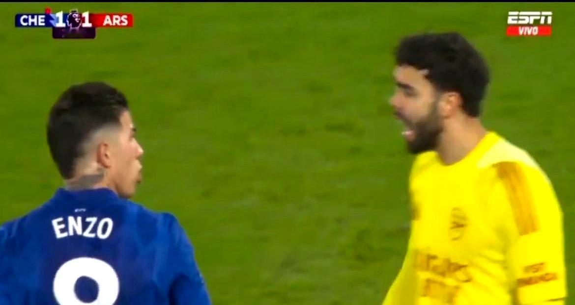 随队记者拍到他已经开
 

就因为场上那一脚，他直接被罚下场，还要错过后面三场硬