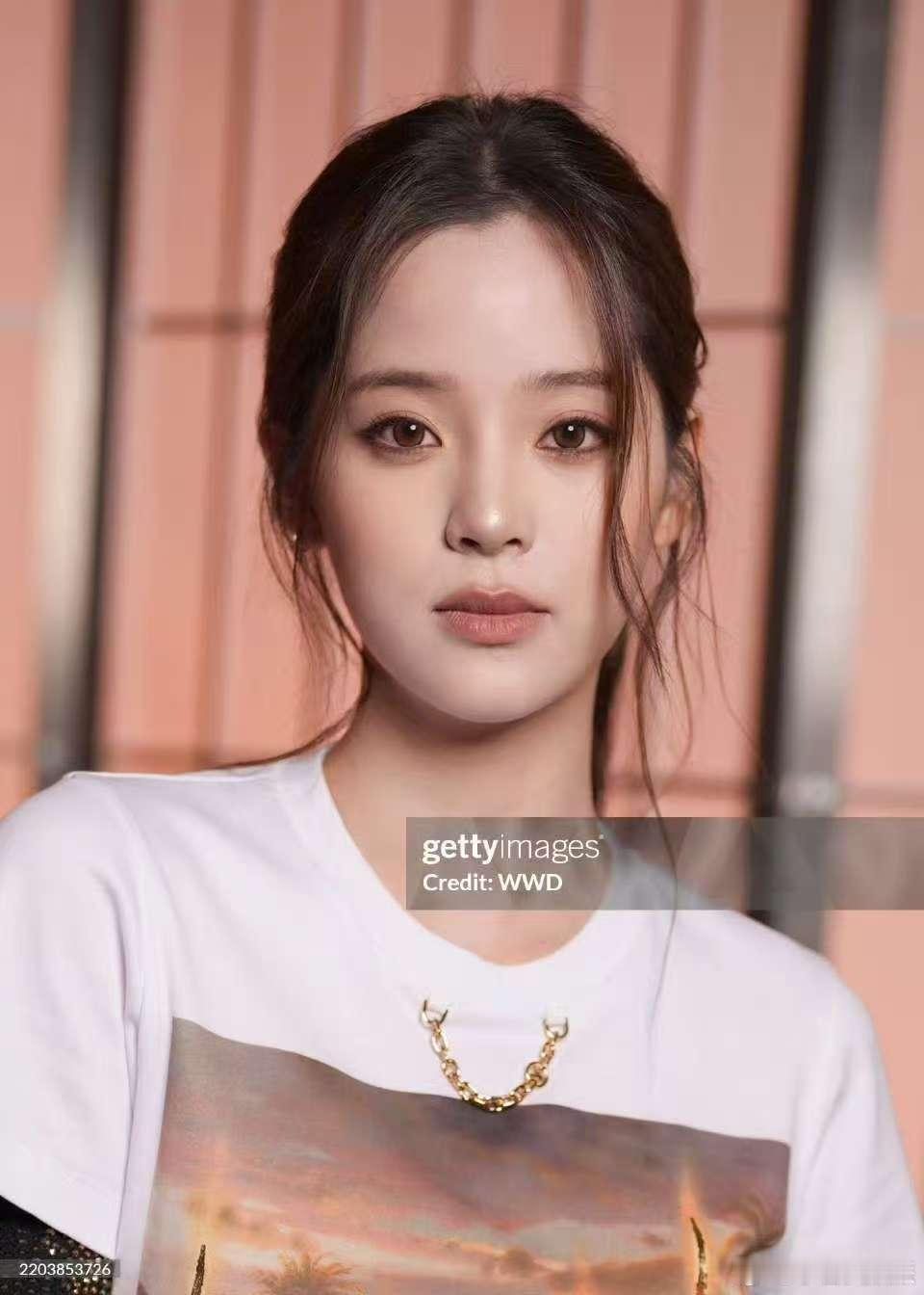 欧阳娜娜时装周造型欧阳娜娜lv大秀造型 欧阳娜娜lv大秀时装周造型?，娜娜不愧是