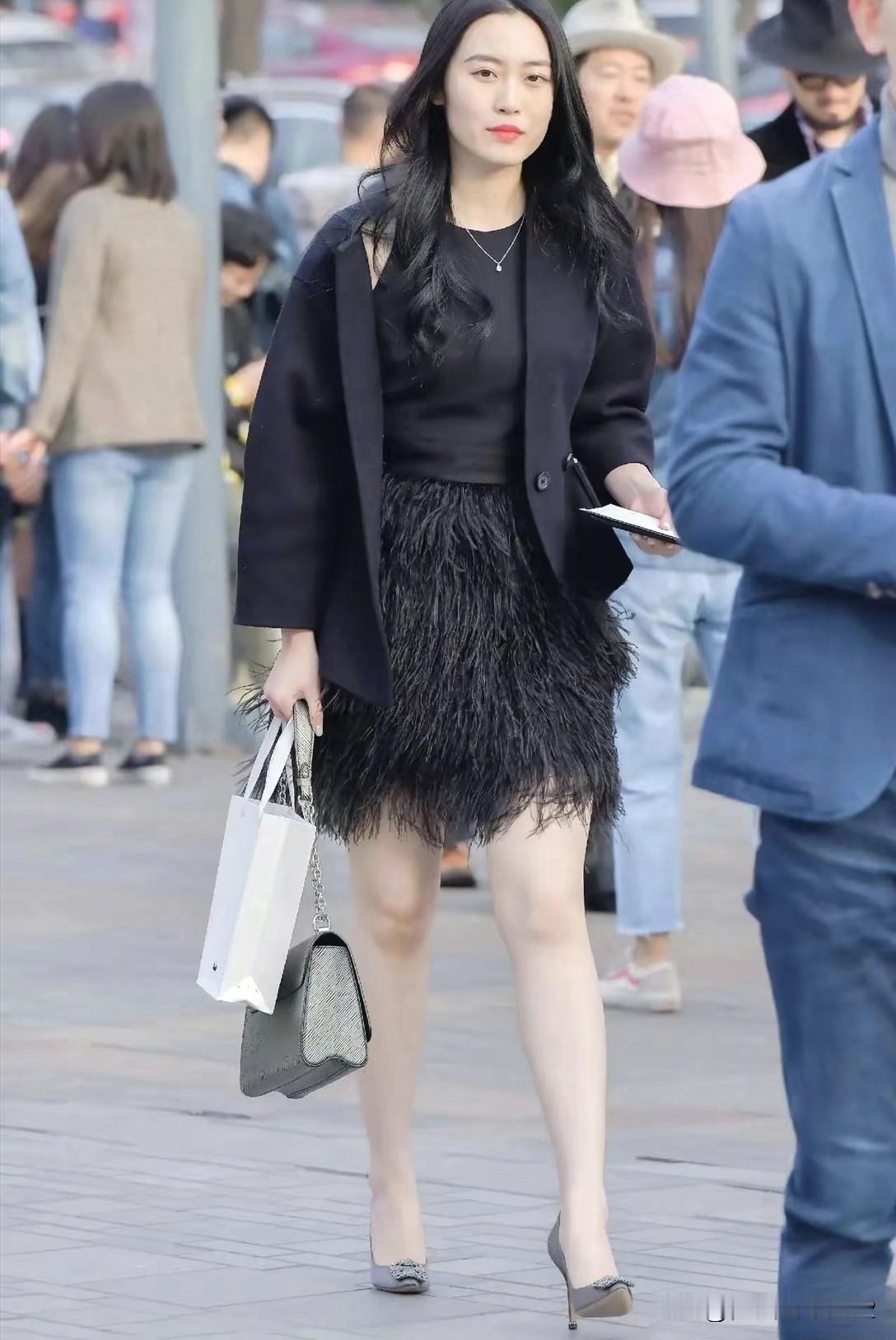 都市时尚风，黑色外套+羽毛裙，优雅出街