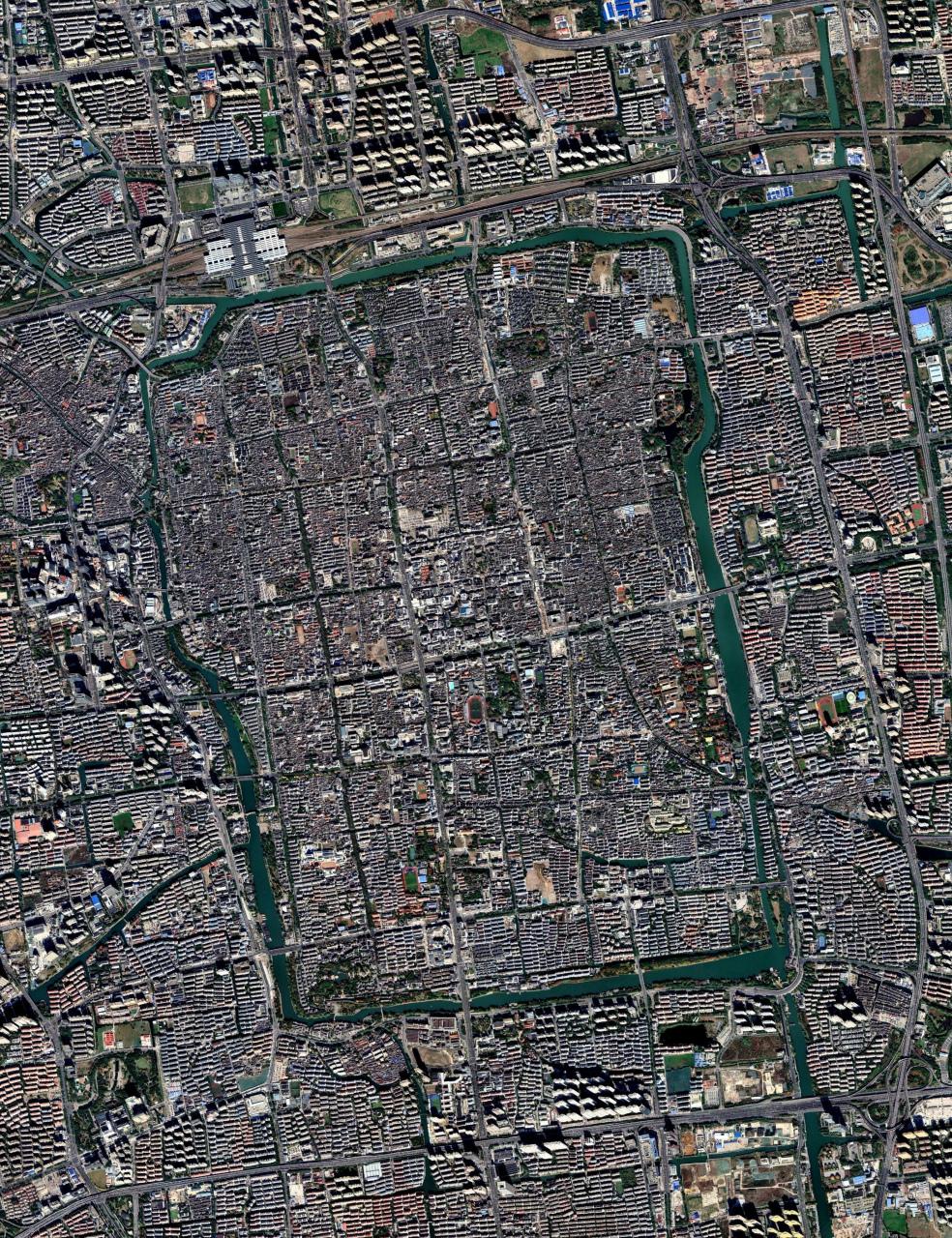 北京苏州在空间气质上神似，从格局上看苏州古城和北京二环内确实都是棋盘式路网，也有