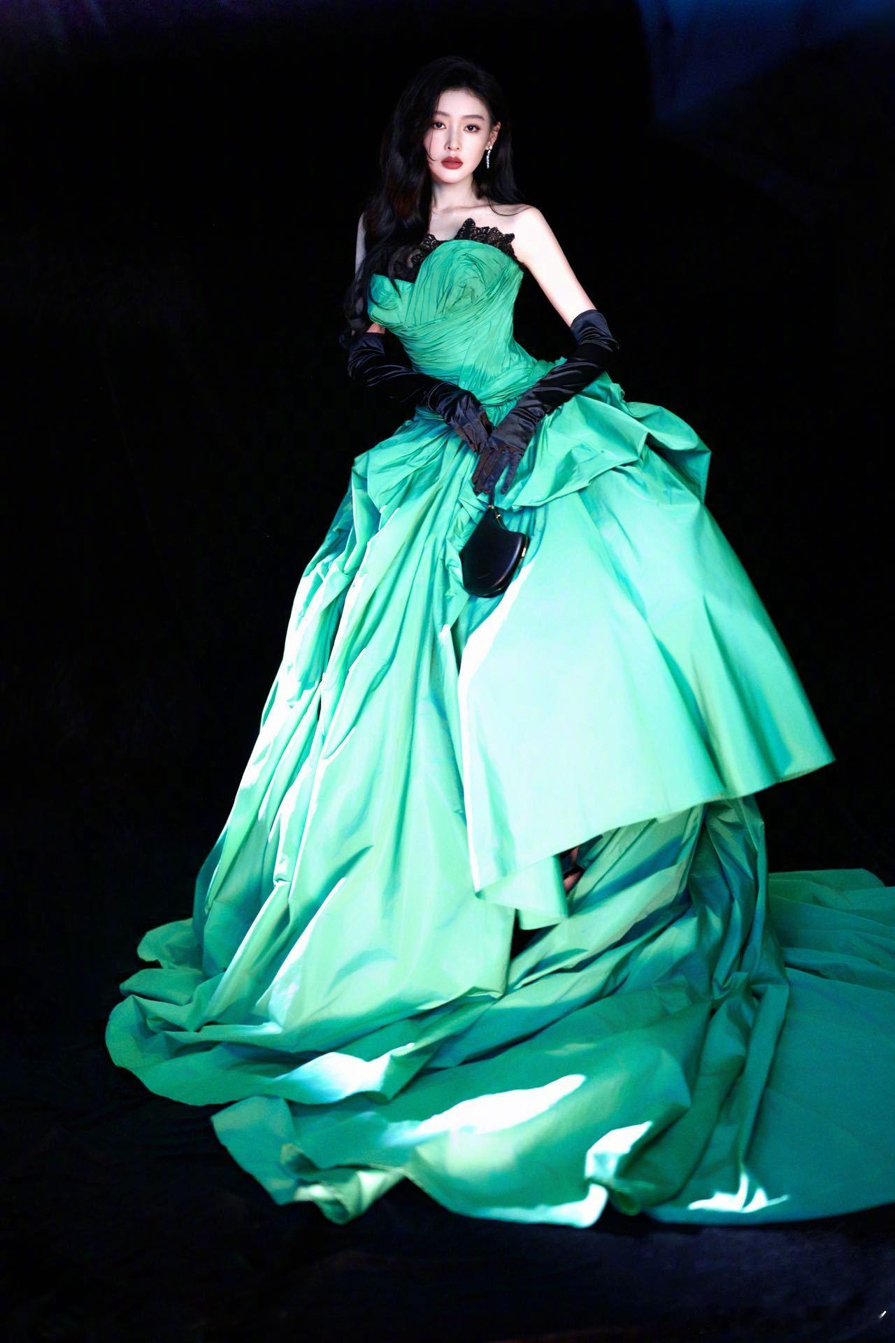 张天爱雨中绿野造型张天爱红毯状态 谁懂啊，我之前对她的印象还停留在英气飒爽的角色