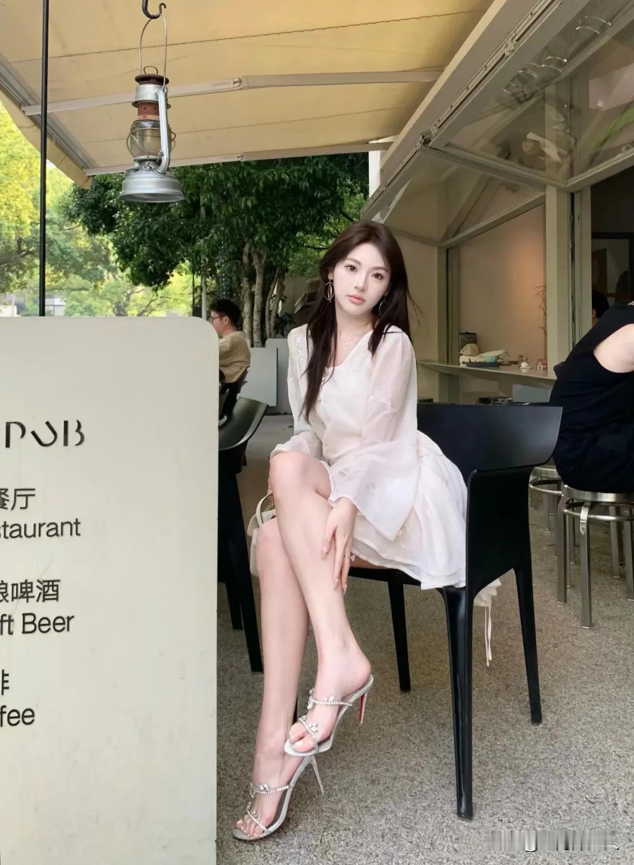 衣袂飘飘，清丽如风。#温婉迷人美少女#