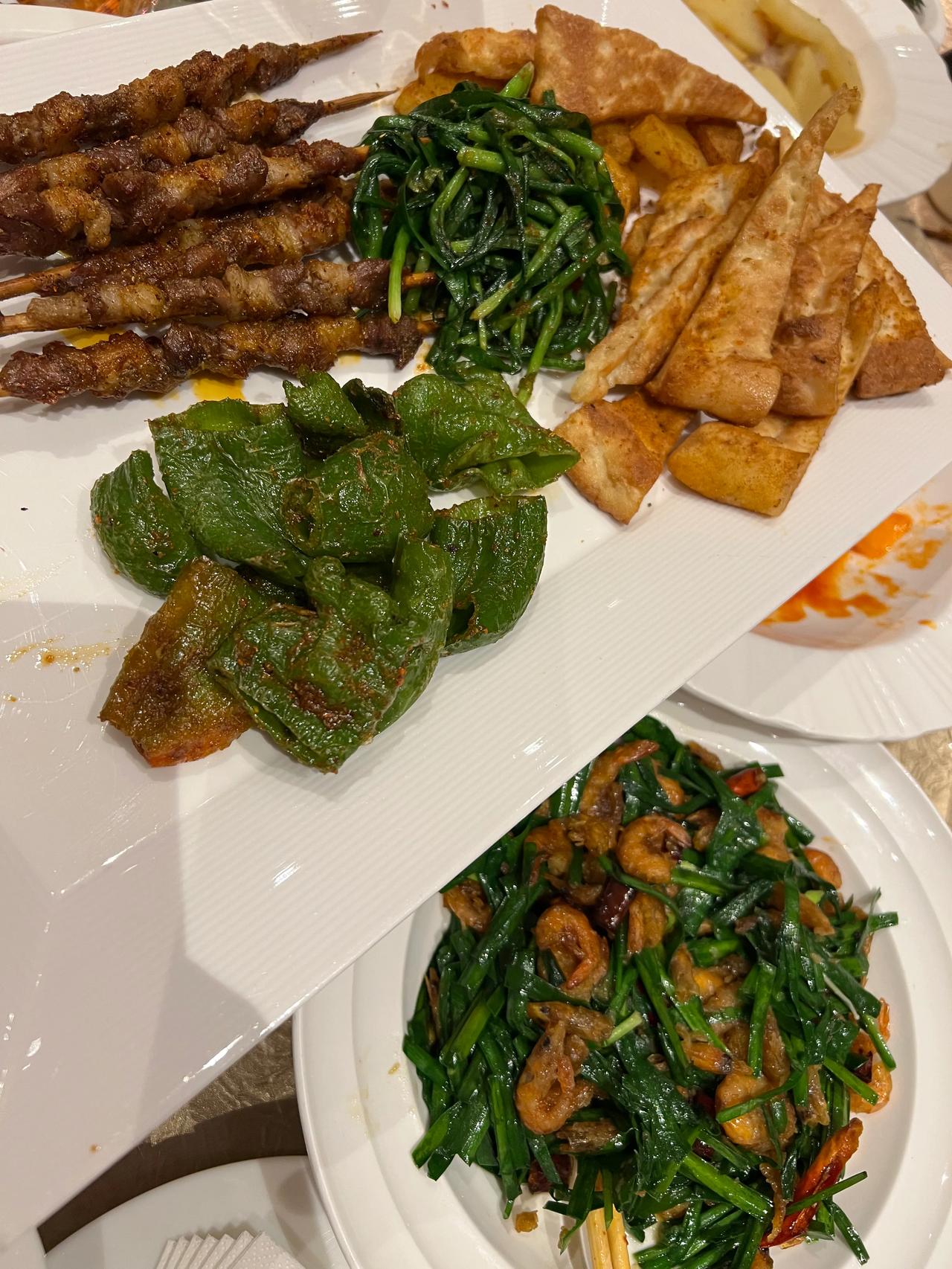 新疆天山天池，新疆大峡谷，新疆羊肉串，新疆肚包肉，新疆美食，新疆和田玉。