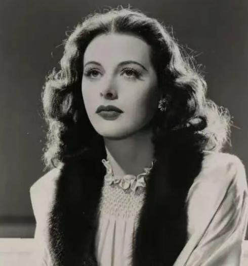 从前，有个犹太女人，遭到丈夫抛弃，但她不哭也不闹，却买了一群鸽子在家养着。后来她