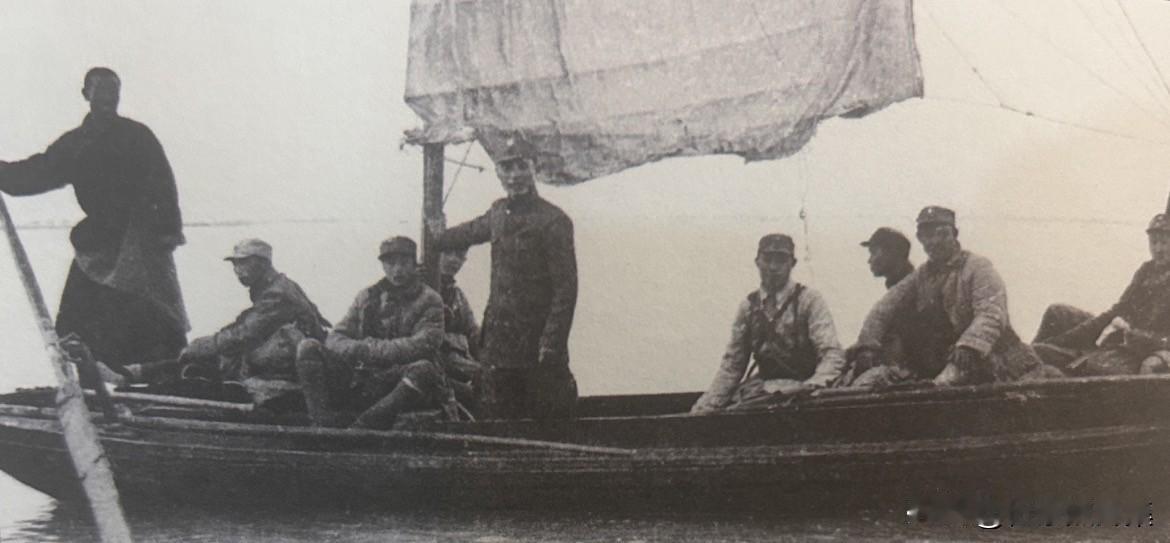 1937年10月初，国民党军第53军第691团团长吕正操（共产党员）拒绝接受国民