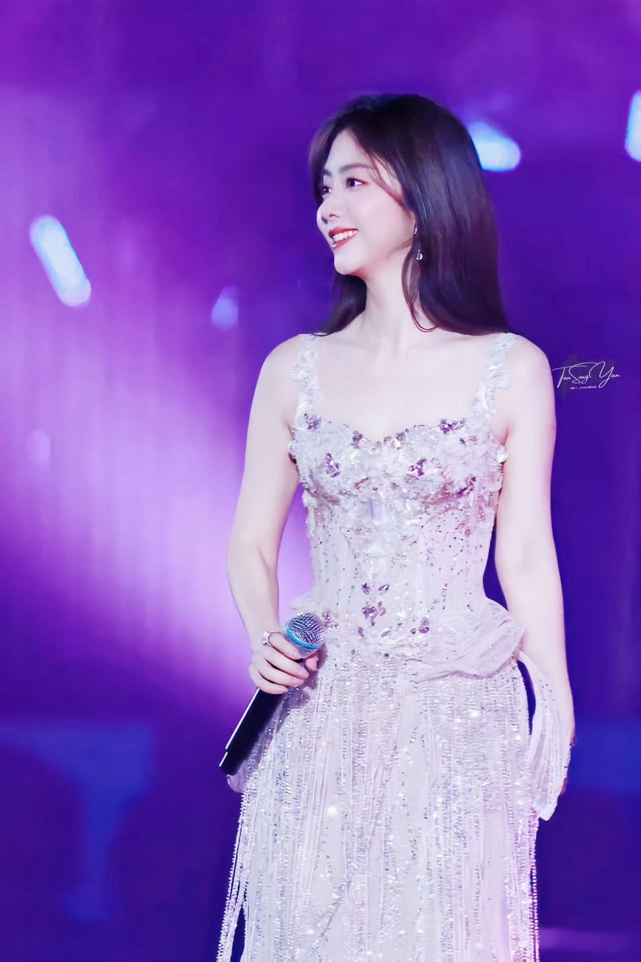 谭松韵状态中国电影120周年活力之夜 谭松韵的状态太绝了！活力之夜现场元气满满，