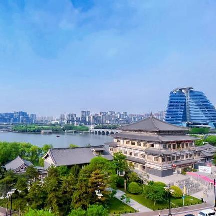 西安的两大富人区：
一是已经成熟的曲江一期南湖边：这里是曲江最为成熟的区域，拥有