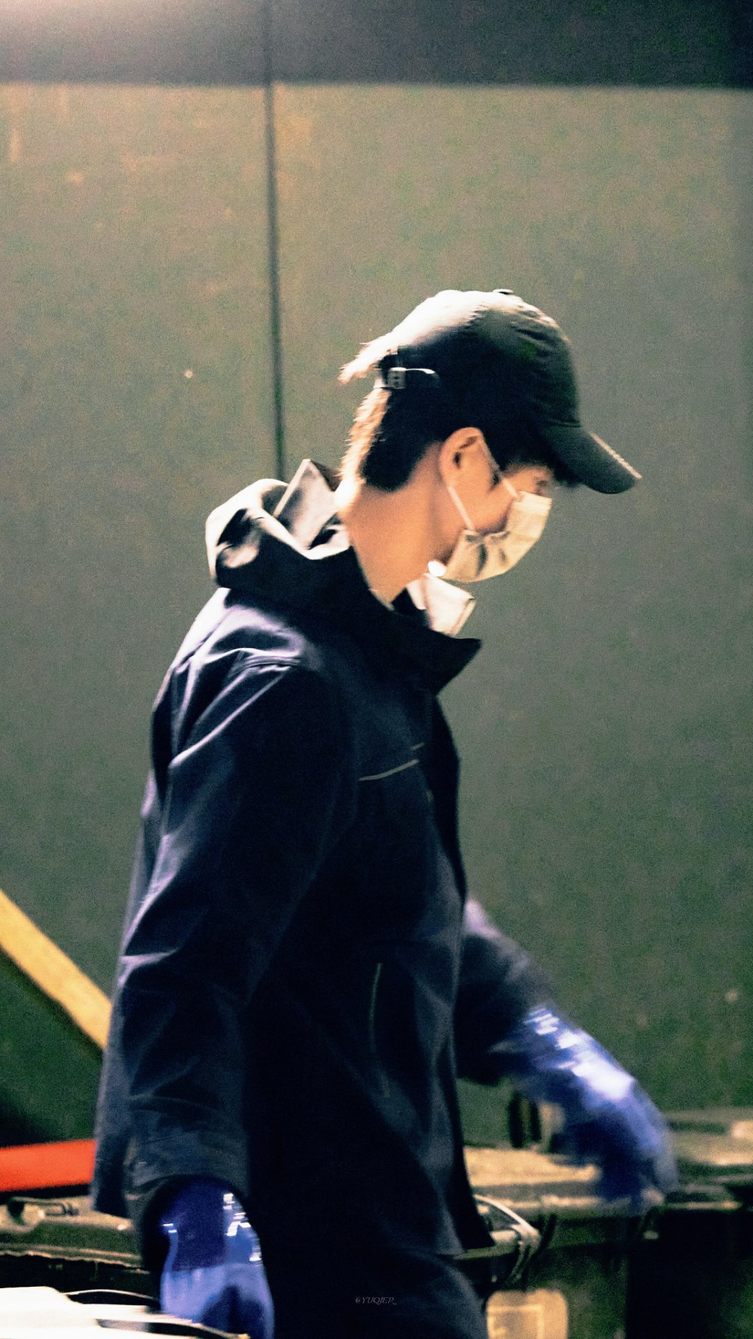 张凌赫一边闪耀纽约一边捕鱼 纽约秀场他征服镜头，乡间小河他征服鱼。凌帝的征服欲，