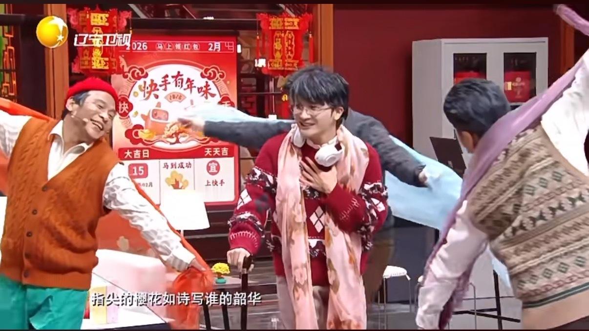 周深辽宁春晚好忙 我天！周深春晚好忙啊，这边刚扮上大爷，这边还要和郎朗合作这么好