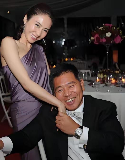 很多人看完黎姿的婚姻，
第一反应是:
黎姿太惨了，为了救弟弟把自己卖了。

我倒