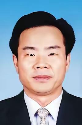 履历光鲜的多岗干部落马，这件事给所有公职领域敲响了一记警钟。
肖杰当过三沙首任书