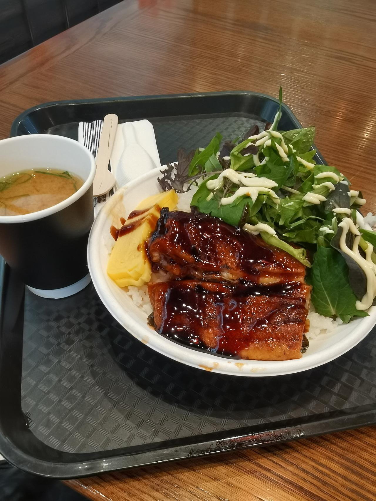 怀着忐忑的心情，我一个人推着手推车往机场走。刚才和儿子说“没问题”的时候，还装得