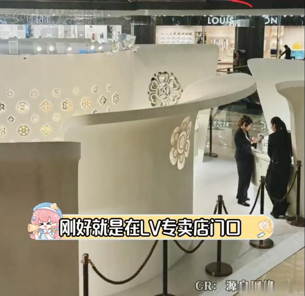 宝相花、四瓣花，盛唐纹样铺开来，这就是东方美啊。周大福快闪店在LV对面展示宝相花