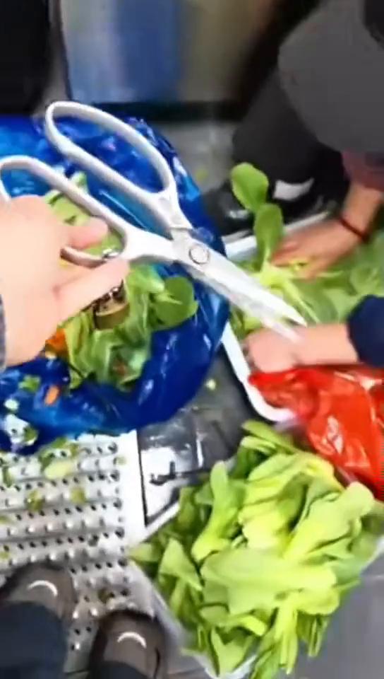 操作都看傻了，就在这里还能拿出来了。就是这个菜刀进来了直到报废，要不然就别想出去