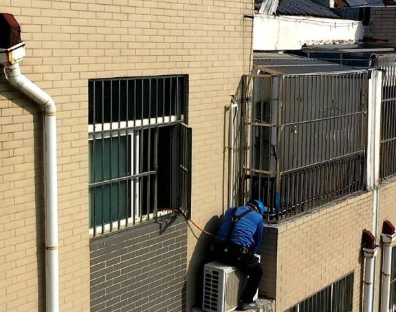 什么？男子在12楼帮忙装空调，意外坠亡！

西安一位有着十多年经验的空调安装师傅