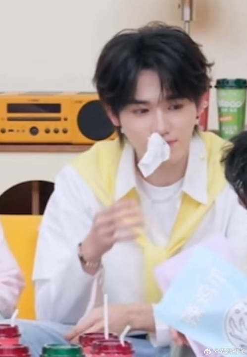 宋亚轩感冒还没好 宋亚轩直播擤鼻涕 宋亚轩感冒还没好🤧 