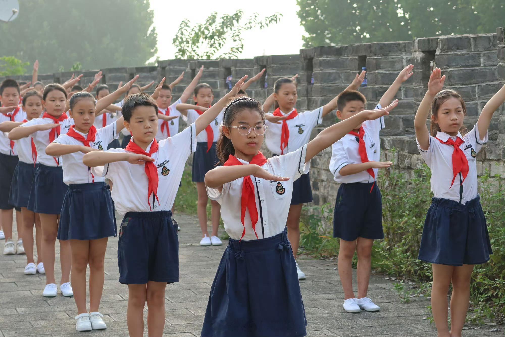 谁懂在古城墙上做广播体操的仪式感在千年古城墙上做广播体操、画古砖，真不是普通的“