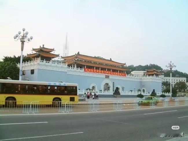 当今社会人民的希望是什么社会很大：一种米养百种人。只能选普通大众来说：幸福安康，