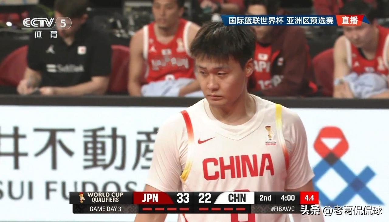 中国男篮队长赵睿真是太拼了！在今天中国男篮客场挑战日本男篮的焦点战中，目前双方的